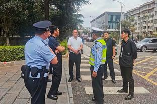 记者：镰田大地可在5月15日前激活和蓝鹰的续约条款，年薪350万欧